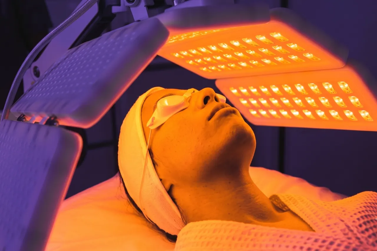 Soin de luminothérapie LED visage anti-âge et fermeté à Saint-Mandé