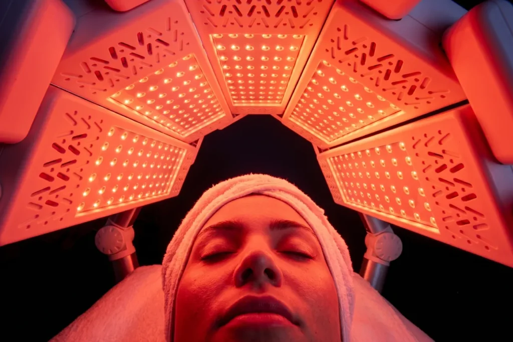 Appareil LED photodynamique pour resserrer les pores et illuminer le teint