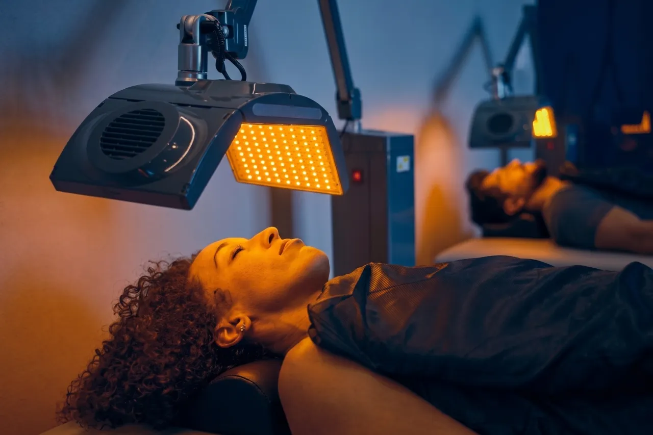 Séance de LED esthétique pour la tonification de la peau et la relaxation bien-être